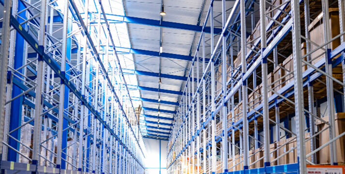 magazyn wysokiego składowania w hali