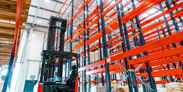 przestrzeń magazynowa w hali